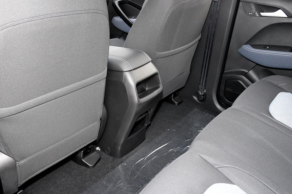 2018款 1.5T 手动舒适型 座椅空间
