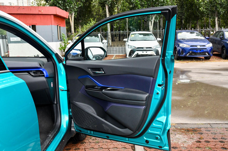 2018款 2.0L 豪华版 座椅空间