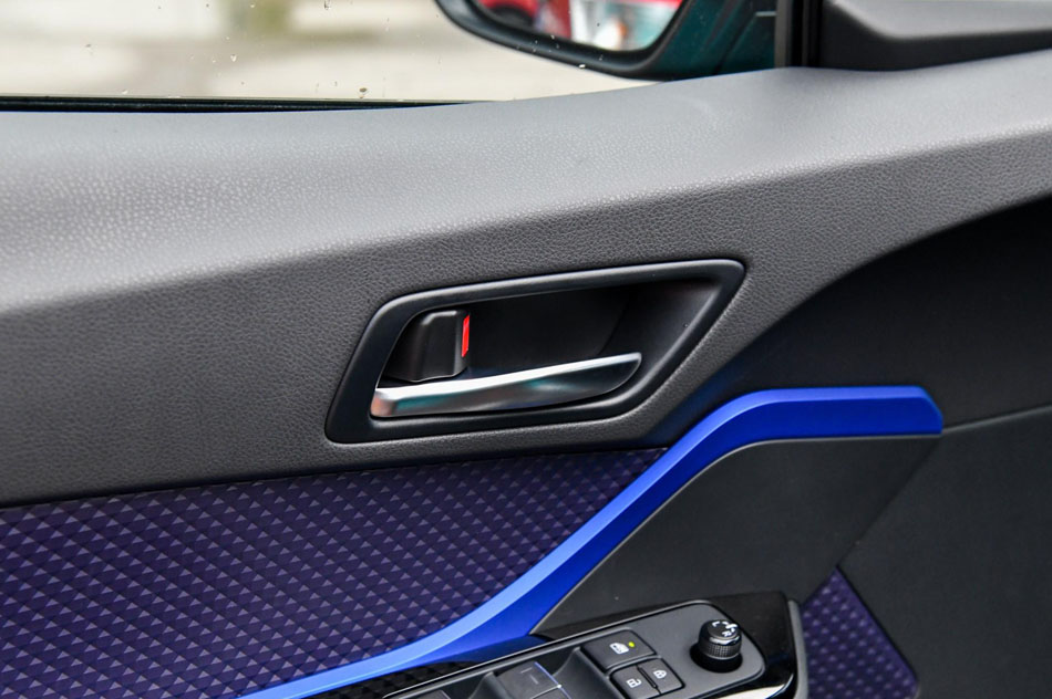 2018款 2.0L 豪华版 座椅空间