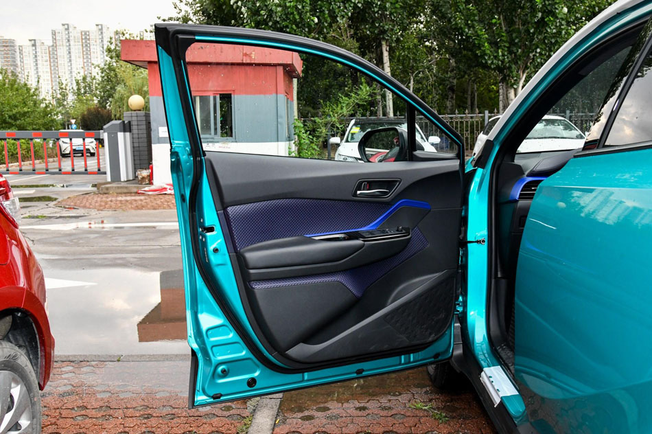 2018款 2.0L 豪华版 座椅空间