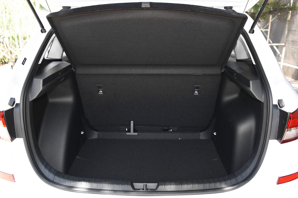 2018款 1.5L 自动标准版 座椅空间