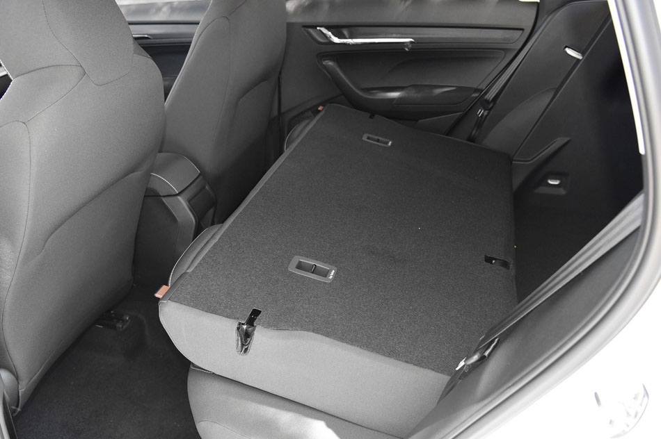 2018款 1.5L 自动标准版 座椅空间