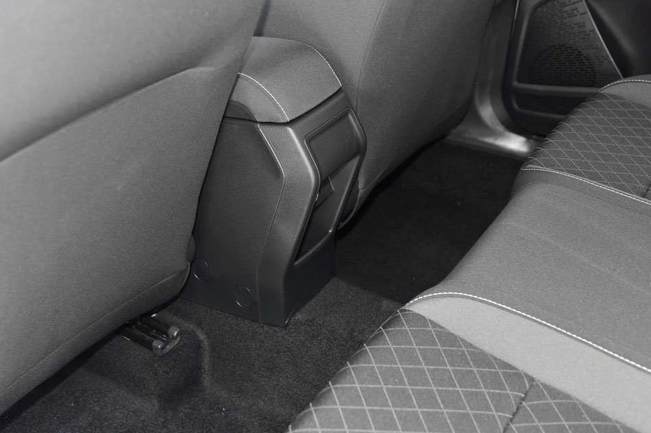 2018款 1.5L 自动标准版 座椅空间