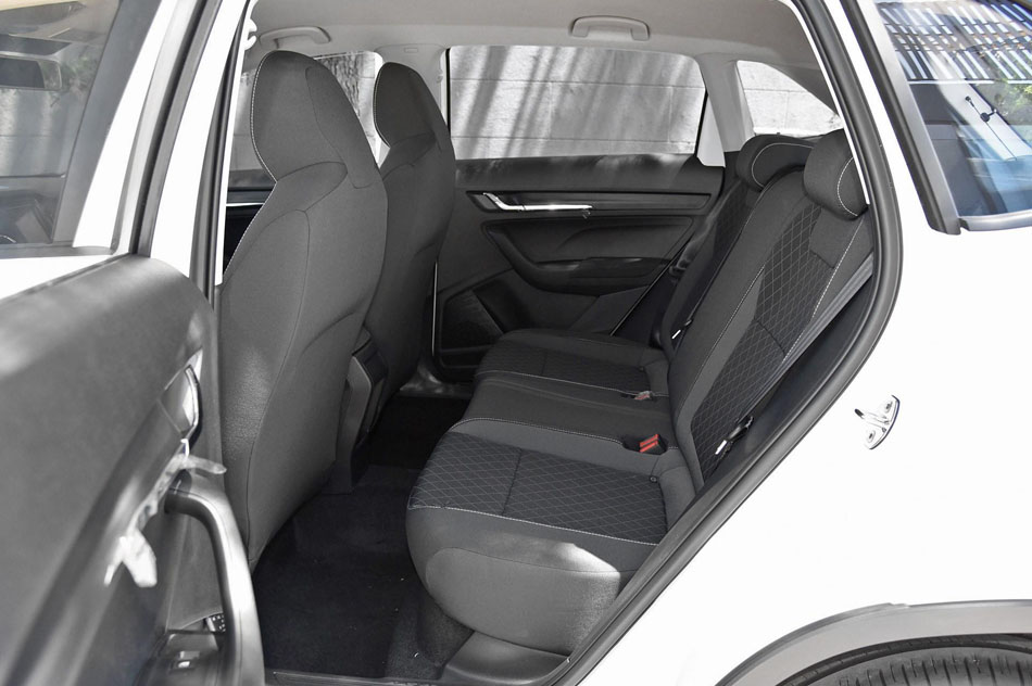 2018款 1.5L 自动标准版 座椅空间