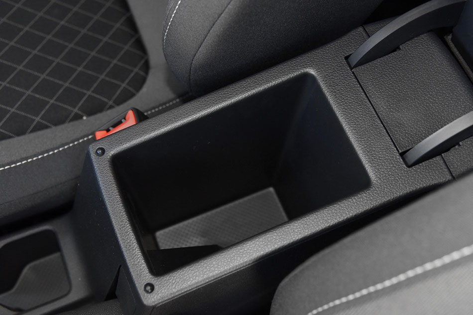 2018款 1.5L 自动标准版 座椅空间