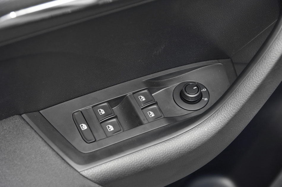 2018款 1.5L 自动标准版 座椅空间