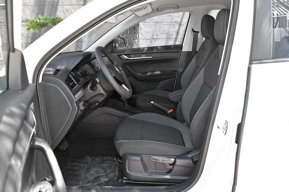 2018款 1.5L 自动标准版 座椅空间