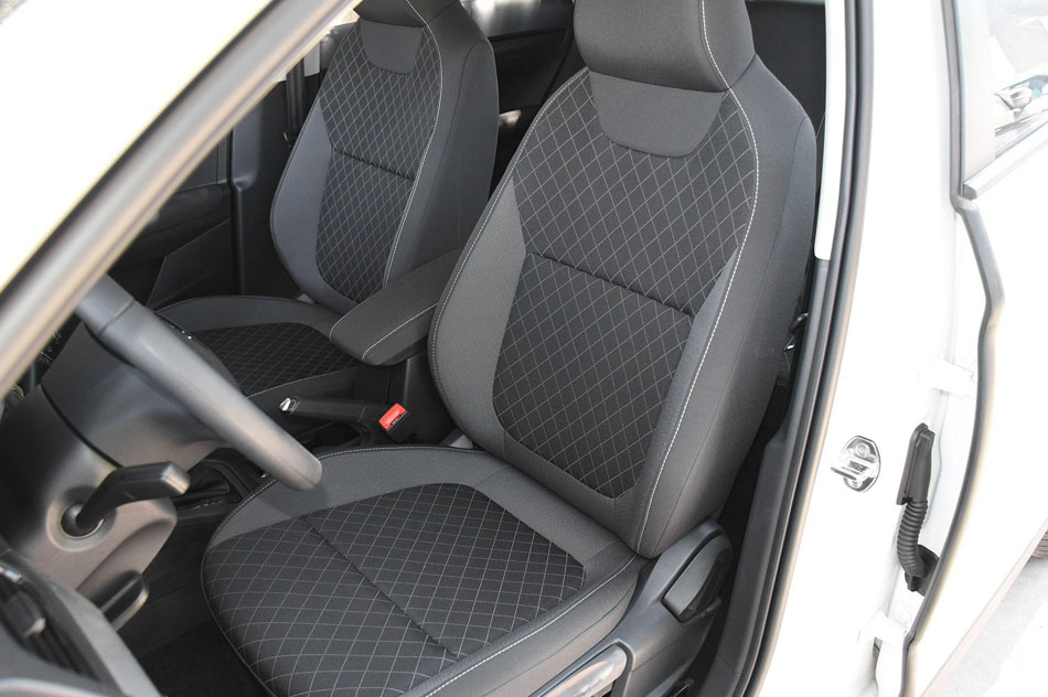 2018款 1.5L 自动标准版 座椅空间