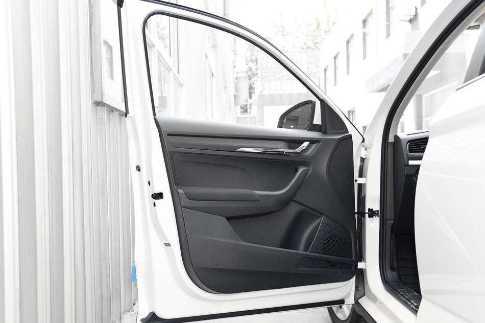 2018款 1.5L 自动标准版 座椅空间