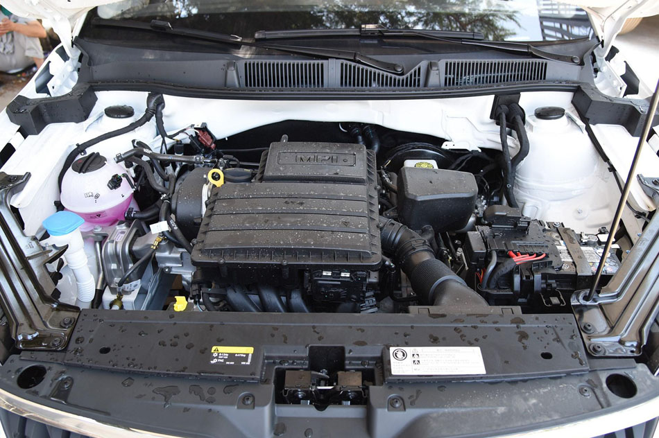 2018款 1.5L 自动标准版 引擎底盘
