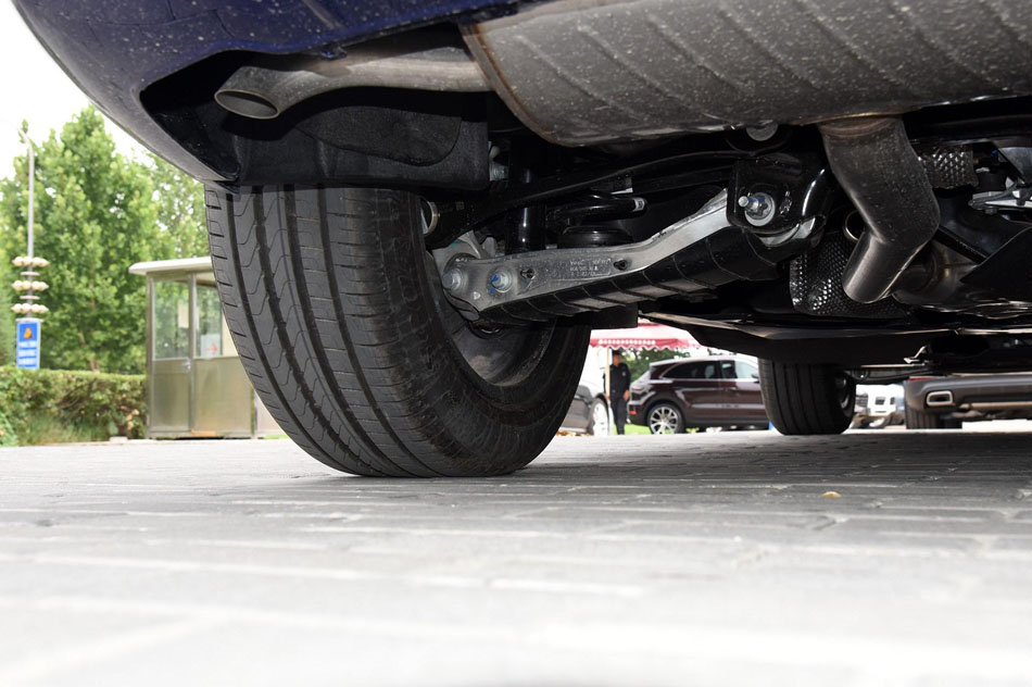 2018款 45 TFSI 尊享时尚型 引擎底盘