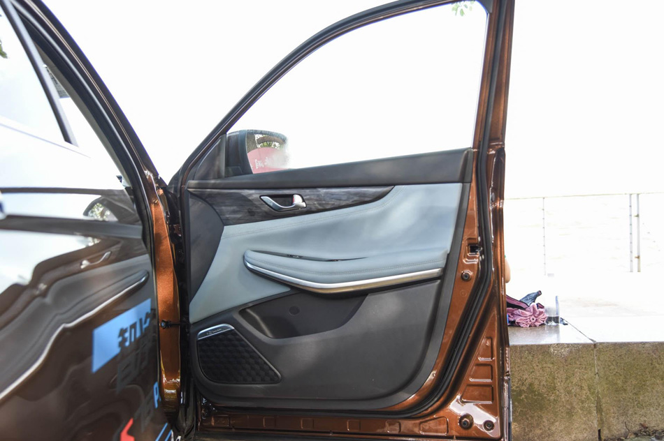 2018款 1.5T PHEV领航型 座椅空间