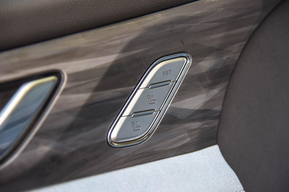 2018款 1.5T PHEV领航型 座椅空间