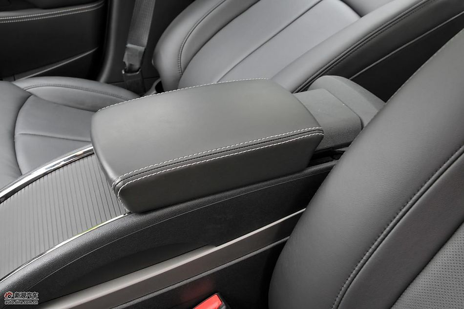 新君越2.0T内饰实拍图
