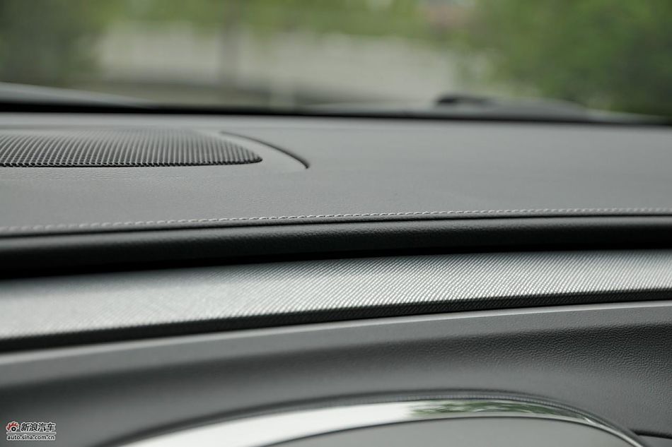 新君越2.0T内饰实拍图