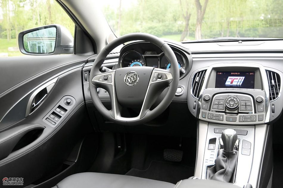 新君越2.0T内饰实拍图