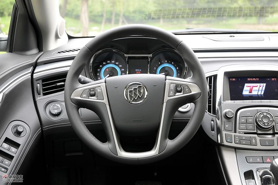 新君越2.0T内饰实拍图