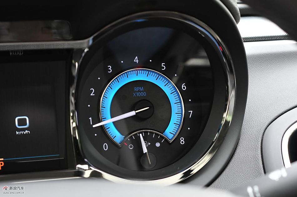 新君越2.0T内饰实拍图