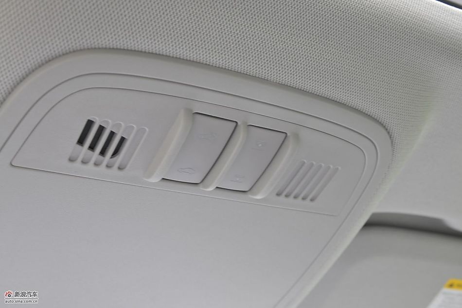 新君越2.0T内饰实拍图