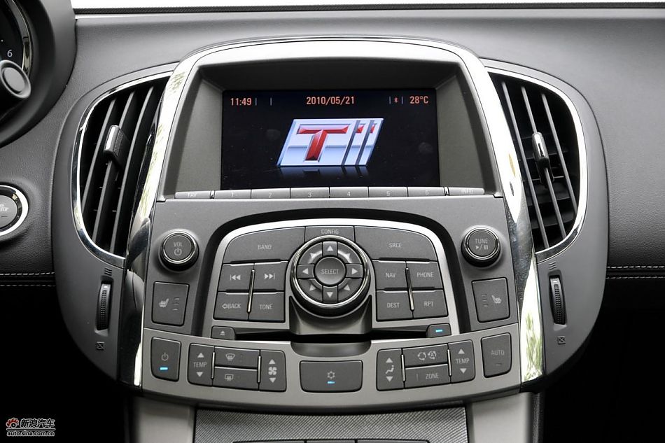 新君越2.0T内饰实拍图