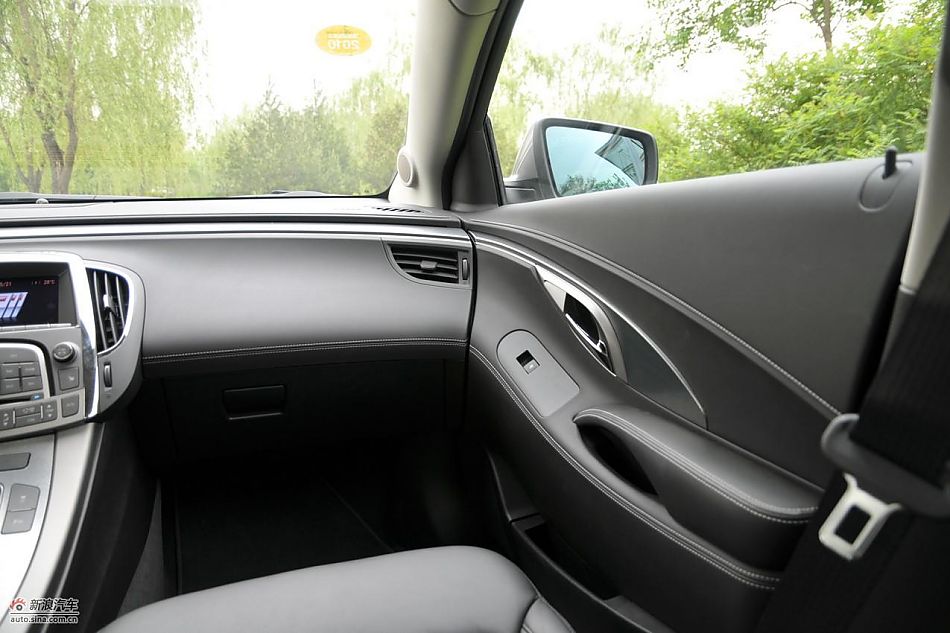 新君越2.0T内饰实拍图