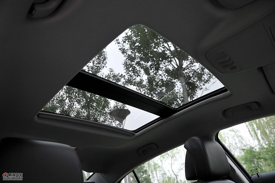 新君越2.0T内饰实拍图