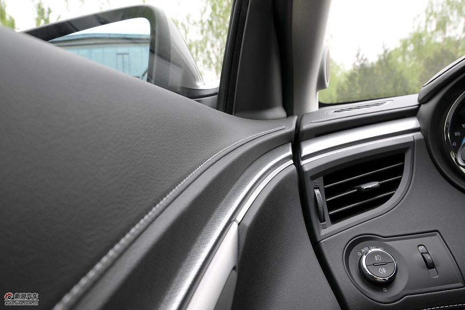 新君越2.0T内饰实拍图