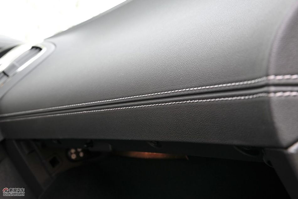 新君越2.0T内饰实拍图
