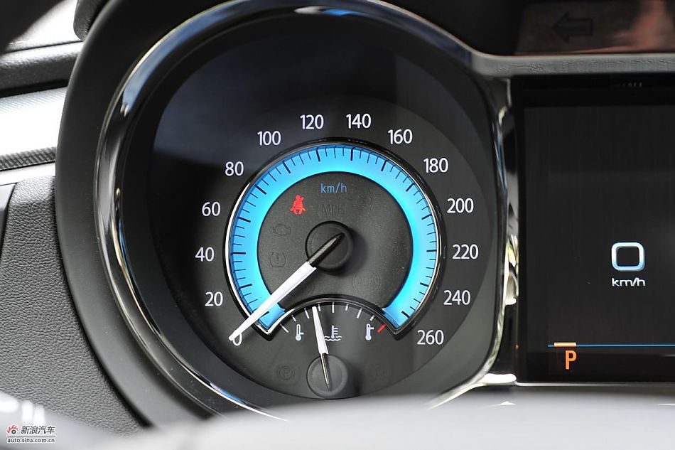 新君越2.0T内饰实拍图