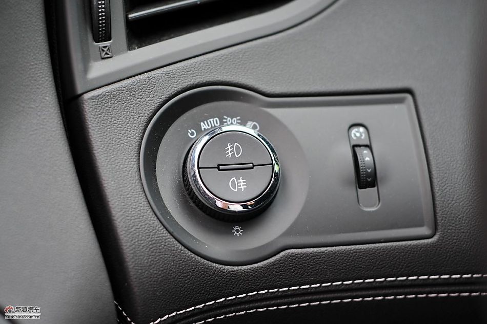 新君越2.0T内饰实拍图