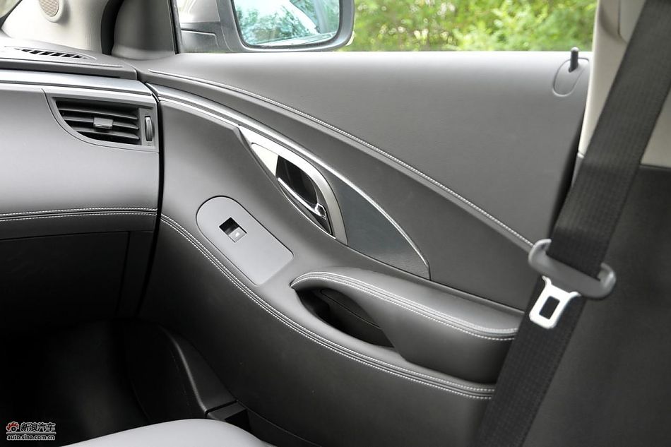 新君越2.0T内饰实拍图