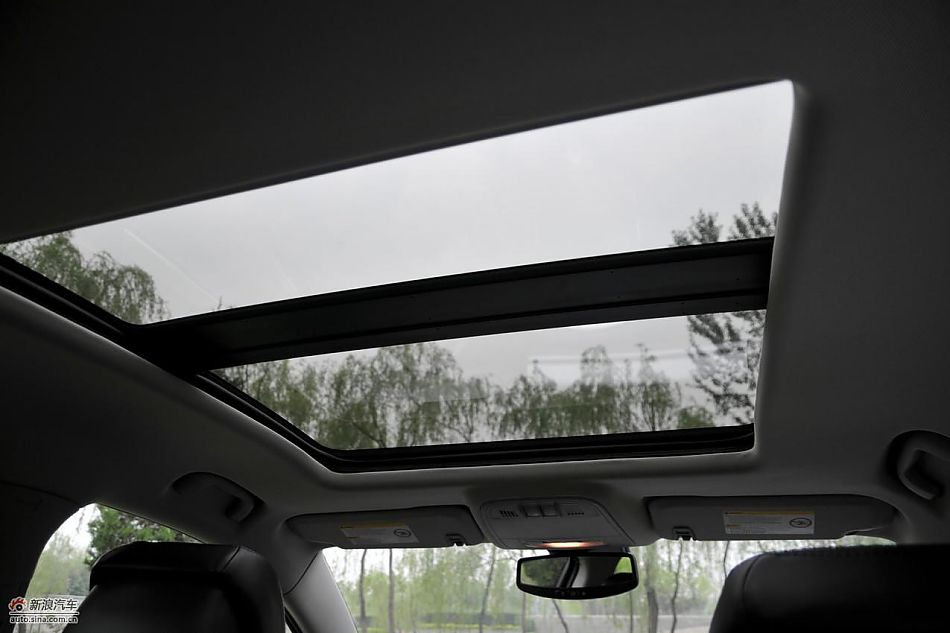 新君越2.0T内饰实拍图