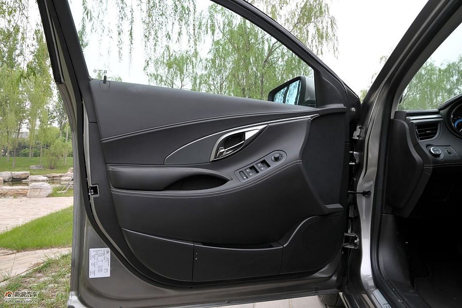 新君越2.0T内饰实拍图