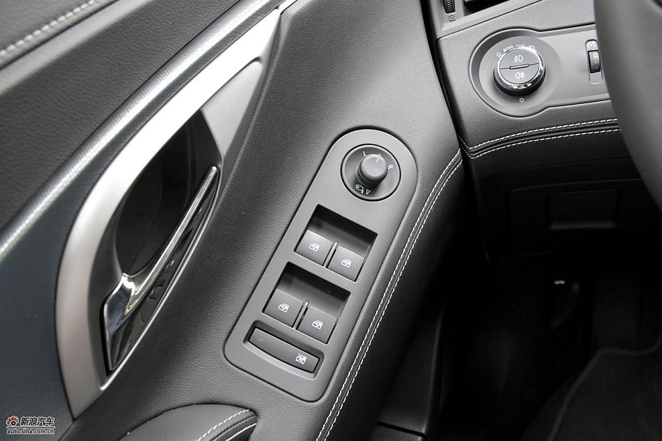 新君越2.0T内饰实拍图