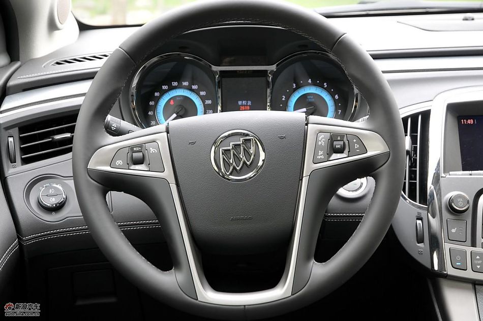 新君越2.0T内饰实拍图