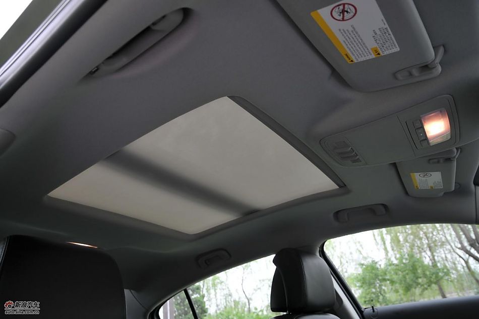 新君越2.0T内饰实拍图