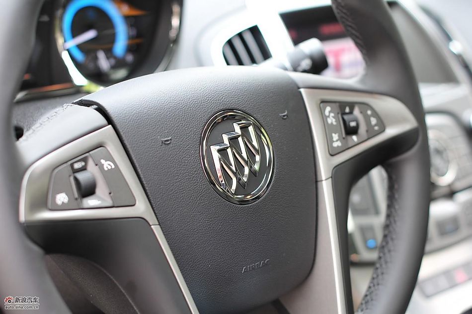 新君越2.0T内饰实拍图