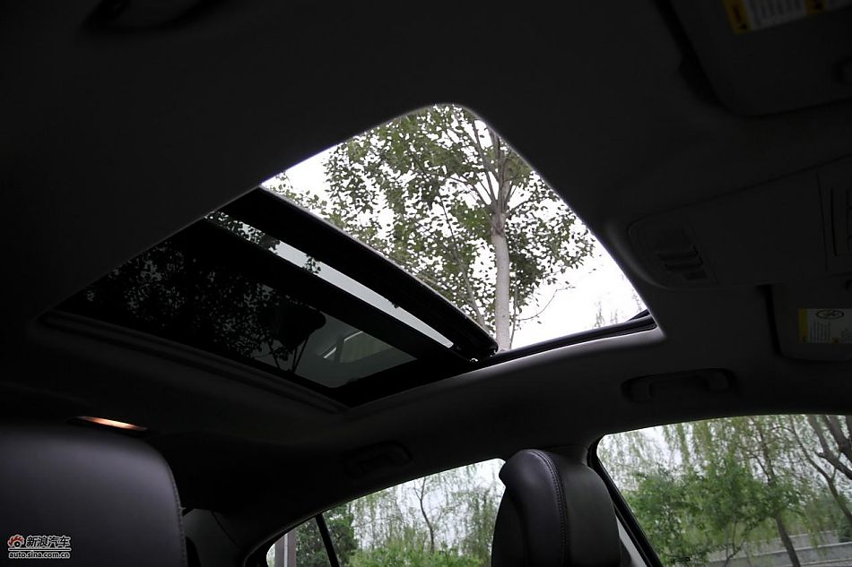 新君越2.0T内饰实拍图