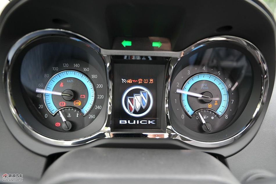 新君越2.0T内饰实拍图