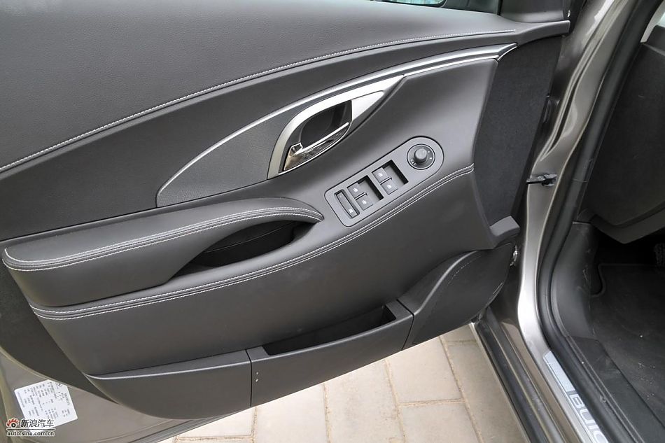 新君越2.0T内饰实拍图