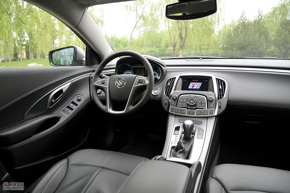 新君越2.0T内饰实拍图