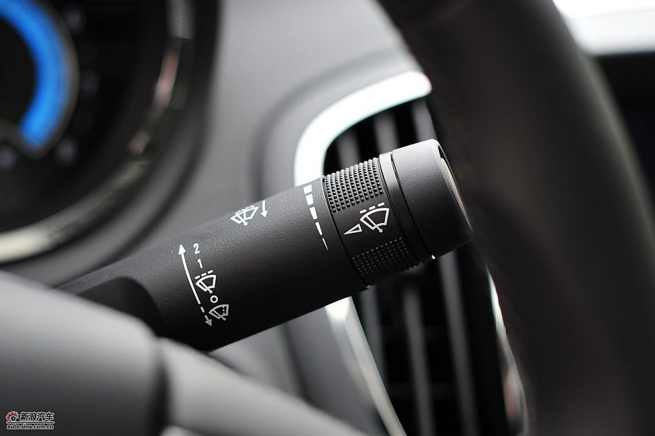 新君越2.0T内饰实拍图