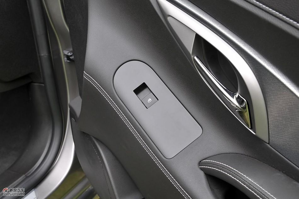 新君越2.0T内饰实拍图