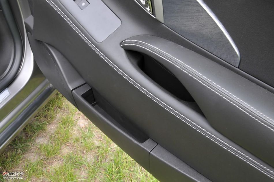 新君越2.0T内饰实拍图