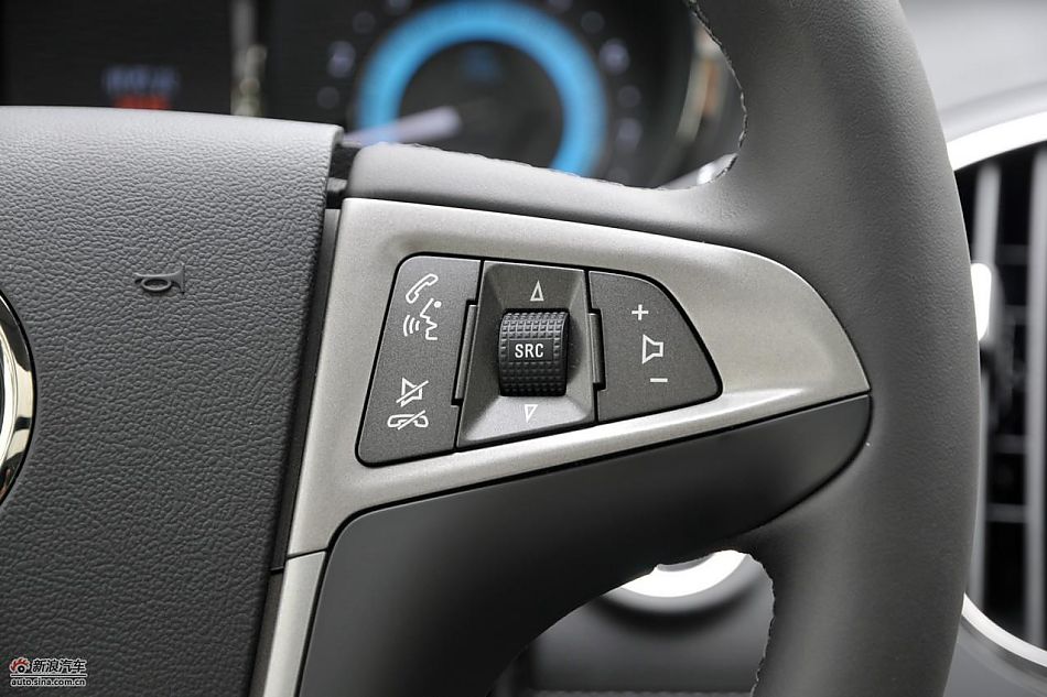 新君越2.0T内饰实拍图