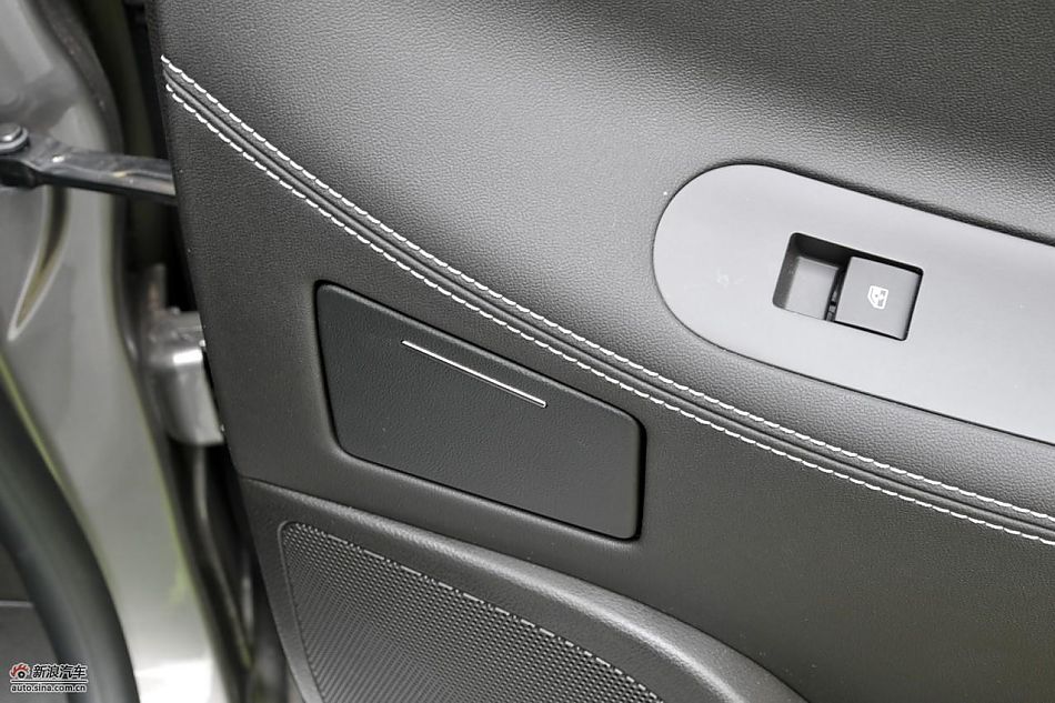 新君越2.0T内饰实拍图