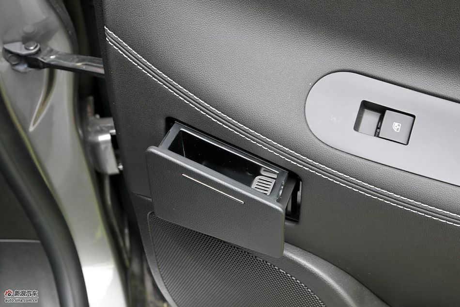 新君越2.0T内饰实拍图