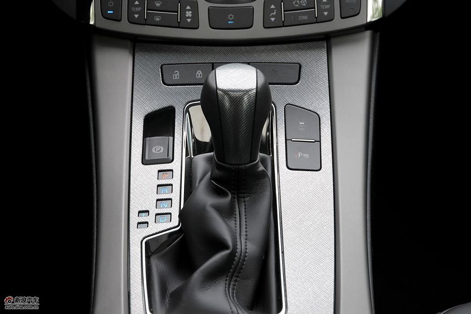 新君越2.0T内饰实拍图