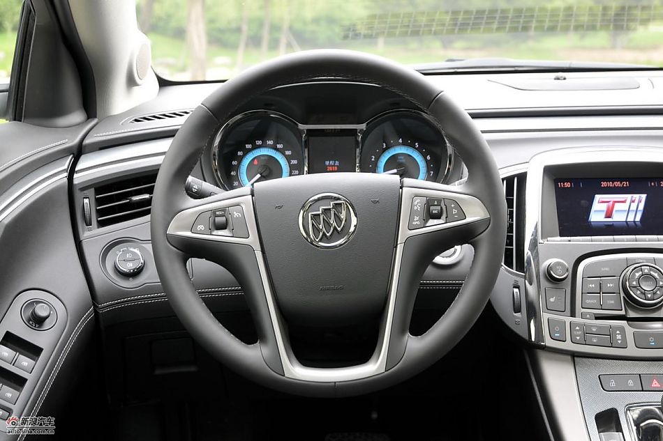 新君越2.0T内饰实拍图