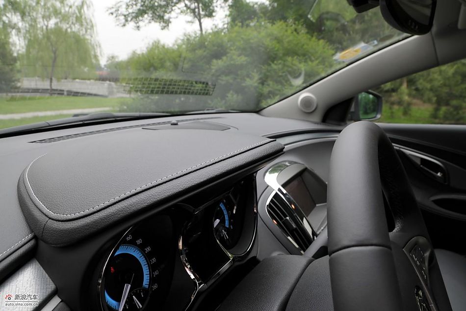 新君越2.0T内饰实拍图